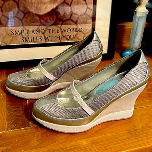 Super cute silver and white Jessica Simpson wedge shoes.